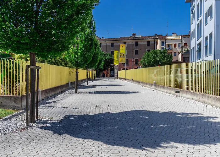 Enzo Ferrari Museum -wifi, Train Station And Parking 公寓