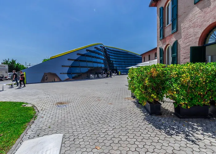 Enzo Ferrari Museum -wifi, Train Station And Parking 摩德纳
