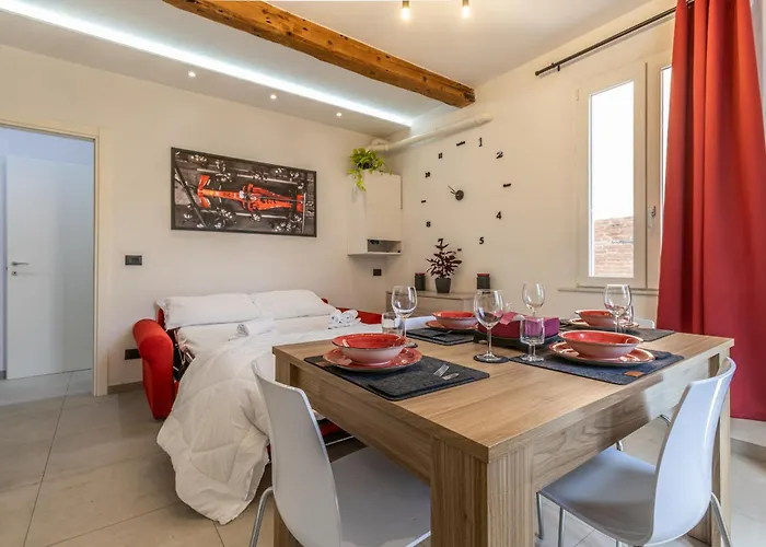 Enzo Ferrari Museum -wifi, Train Station And Parking 公寓