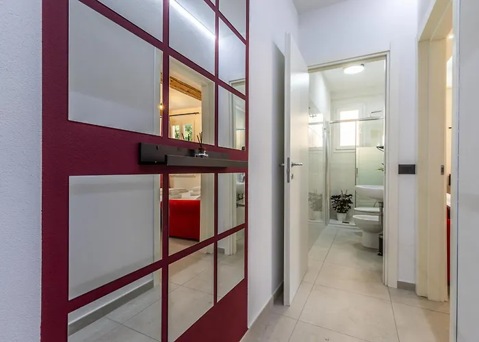 Enzo Ferrari Museum -wifi, Train Station And Parking