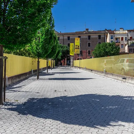 Enzo Ferrari Museum -wifi, Train Station And Parking Lejlighed