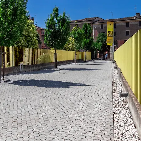 Enzo Ferrari Museum -wifi, Train Station And Parking