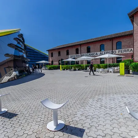 Апартаменты Enzo Ferrari Museum -wifi, Train Station And Parking