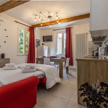 Enzo Ferrari Museum -wifi, Train Station And Parking