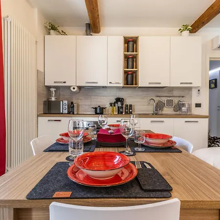 Enzo Ferrari Museum -wifi, Train Station And Parking * Модена