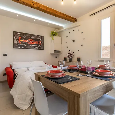 Enzo Ferrari Museum -wifi, Train Station And Parking Апартаменти