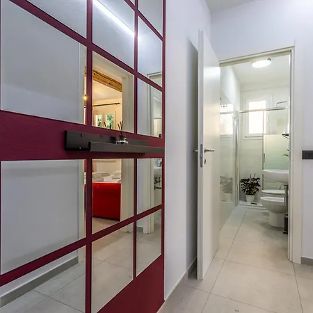 Enzo Ferrari Museum -wifi, Train Station And Parking