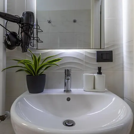 Enzo Ferrari Museum -wifi, Train Station And Parking * Модена